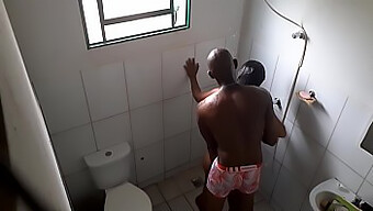 Imagens Voyeuristas De Um Homem Negro Bem Dotado Comendo Uma Jovem Latina