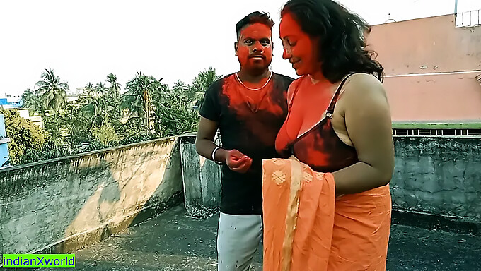 Joven tamil disfruta del doble de placer con dos impresionantes milfs indias durante la celebración de Holi