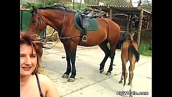 Una Mujer Madura Y Curvilínea Disfrutando De Una Experiencia Caliente Al Aire Libre