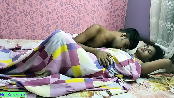 Dona de casa indiana peituda desfruta de sexo quente à meia-noite!