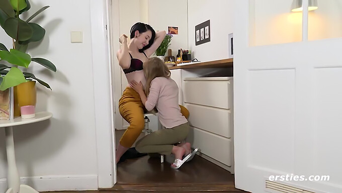 Holly en Joana verkennen speels elkaar met seksspeeltjes in deze lesbische scene.