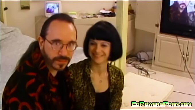 Ed Powers sa bozkáva a šuká s Nonou Mejone v retro porne