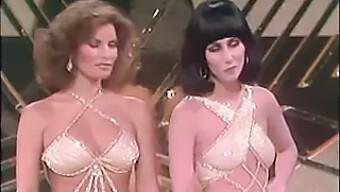 Cher ve Raquel Welch, olgun bir kadın videosunda başrolde