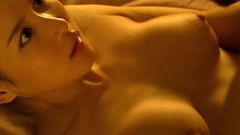 La belleza asiática Cho Yeo-Jeong en una escena de sexo desnudo de la película "Hoo-goong: Je-wang-eui cheob"