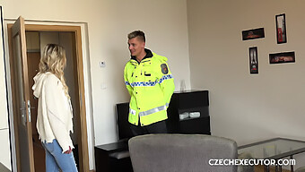 Une Rencontre Palpitante Avec Un Officier De Loi Enthousiaste