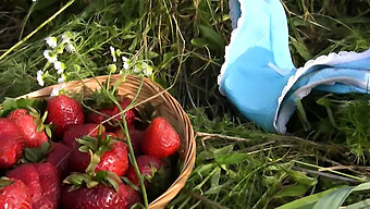 Diversión Al Aire Libre Con Una Dulce Chica Y Su Regalo Favorito