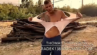 Thomas.J ถอดเสื้อผ้าในจอแสดงผลที่กระตุ้นความรู้สึก