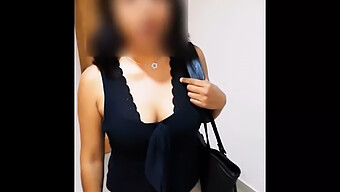 Une Femme Mince Réalise Ses Rêves Coquins Au Bureau