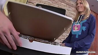 Una Chica De Entrega De Pizza Recibe Una Copia Extra En Un Juego Anal Con Los Dedos