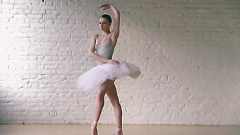 Màn Trình Diễn Khiêu Vũ Với Các Vũ Công Ballet Châu Âu