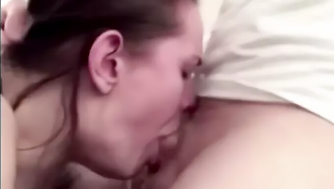 Une femme promiscueuse reçoit une pénétration faciale et profonde intense. Éjaculation massive dans sa bouche !