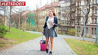 Heiße Europäische Teenagerin Bekommt Einen Großen Schwanz Und Einen Heißen Blowjob Von Einem Lokalen Typen