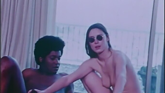 Film Retrò Con Sharon Thorpe E Jj Nel 1975