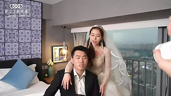 穿着诱人的新娘装的已婚女人与阳具丰满的男人进行性活动