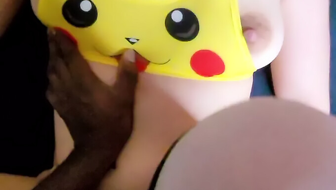 Une beauté européenne en tenue Pokemon profite d'une baise intense