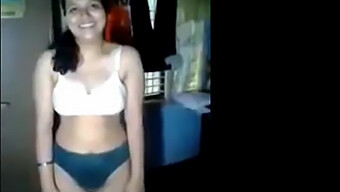 Jovencita Muestra Su Cuerpo En La Habitación Del Dormitorio