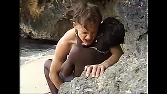 La teenager africana gode cavalcando e facendo sesso anale sulla spiaggia