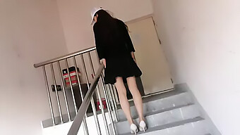 ¡joven Adolescente Asiática Disfruta De Sexo Apasionado En La Escalera Del Apartamento, Corre El Riesgo De Ser Vista!