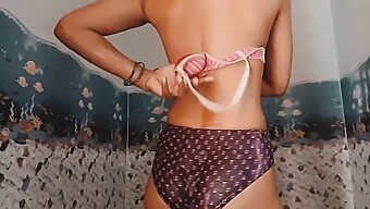 La Femme Au Foyer Indienne Mamta Se Baigne Et Montre De La Lingerie