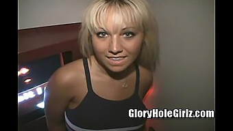 Jasmine, Eine Junge Blonde Haarstylistin, Erlebt Den Nervenkitzel Eines Gloryholes