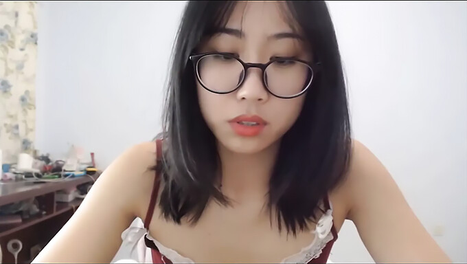 Une beauté asiatique révèle ses courbes dans un strip tease sensuel