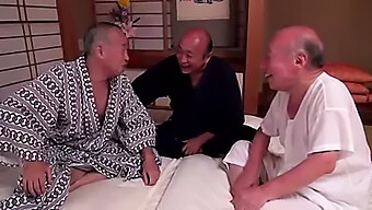 Shigeo Tokuda e seus amigos se envolvem em uma orgia amigável com três mulheres peitudas.