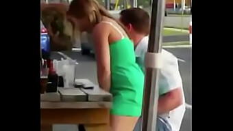 Amour Capturé Devant La Caméra: Moment Intime D'Un Couple Dans Un Restaurant