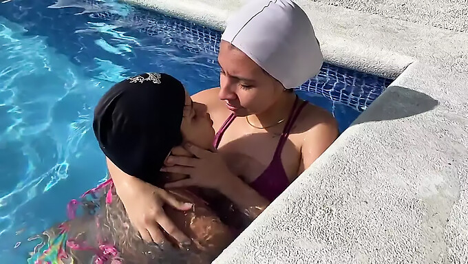 Mathilde Ramos și cu mine ne răsfățăm cu sex lesbian fierbinte la piscină