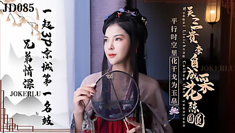 经典jdav1me视频,特色是与一个中国和非cosplay伴侣的三人行