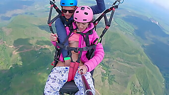 Parapente para novas alturas com sexo anal intenso e rápido