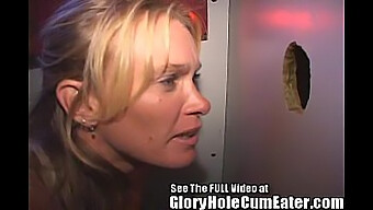 Una seductora mujer madura disfruta de una sesión a pelo en el gloryhole