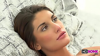 Glamorösa August Ames Hänger Sig Åt Sensuellt Möte