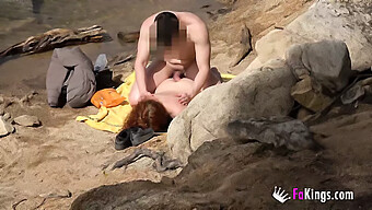 Eine Spanische Teen-Stranddusche Mit Sperma Und Deepthroat-Action