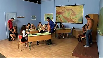 Camera De Cămin A Colegiului Devine Un Loc De Joacă Pentru Colegii Excitați