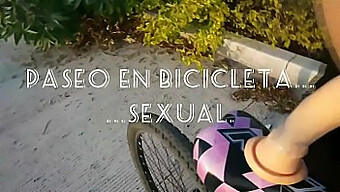 Le Jeu De Gode Solo De La Femme Bikeuse Prise En Caméra