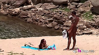 Dobro Obdarjen Temnopolti Moški Na Plaži Sreča Golo Žensko, Kar Vodi Do Vročega Srečanja Od Zadaj In Oralnega Užitka.