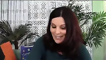 مغرى بأم ناضجة ذات شعر بني وثدي طبيعي كبير ..