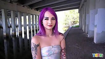 YNGR apresenta um encontro quente com um adolescente punk de cabelo roxo e um parceiro bem dotado