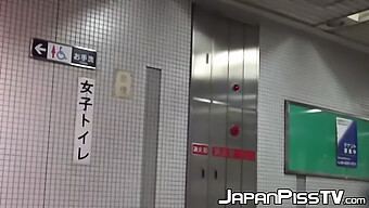 Bellezas Japonesas Orinan En Un Baño Público Por Placer Voyeurista