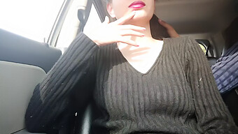 Sesión De Sexo Arriesgado Con Paja Y Mamada En El Coche Al Aire Libre