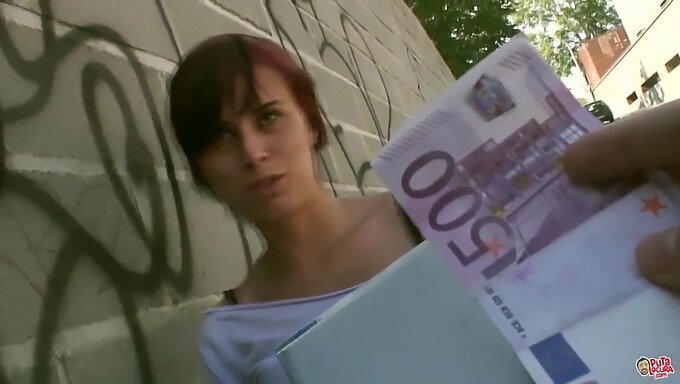 Adolescenta amatoare caută bani rapidi și oferă performanță sălbatică