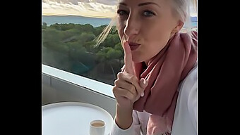 Une blonde amateur profite d'un doigté public jusqu'à l'orgasme sur le balcon de Majorque!