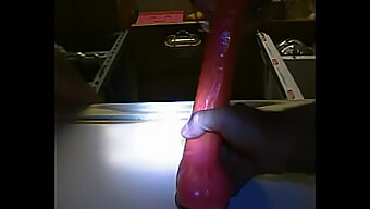 Intensa Passione Con Un Dildo Dentro In Profondità