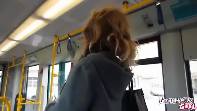 O fată europeană se bucură de o plimbare cu tramvaiul public în Frankfurt