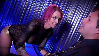 Anna Bell Peaks terlibat dalam percakapan kotor dan aksi hardcore.