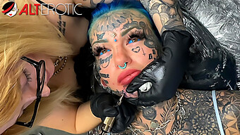 Schöne Tätowierte Frau Bekommt Gesichts-Tattoo Und Brustvergrößerung