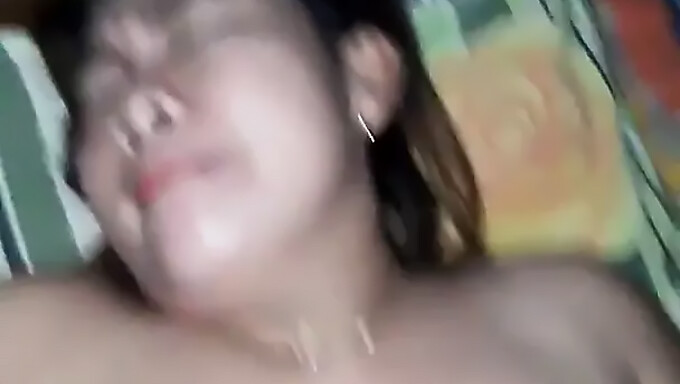 Amatør asiatisk MILF gir en deepthroat blowjob