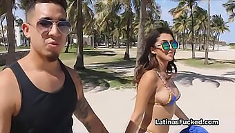 Latina-Schönheit Sophia Leone ölt sich ein und nimmt nach dem Strand einen großen Schwanz auf