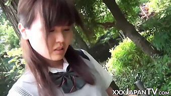 Colegiala Japonesa Con Pezones Pequeños Se Masturba Con Sus Bragas