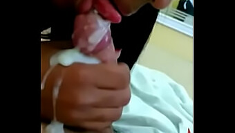 Braziliaanse Novice Geeft Een Slordige Blowjob En Slikt Een Lading